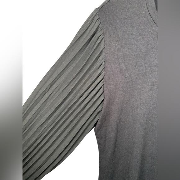 Tahari Pleated Sleeve Blouse Black Womens size small Classic Minimalist Classy - Picture 3 of 8